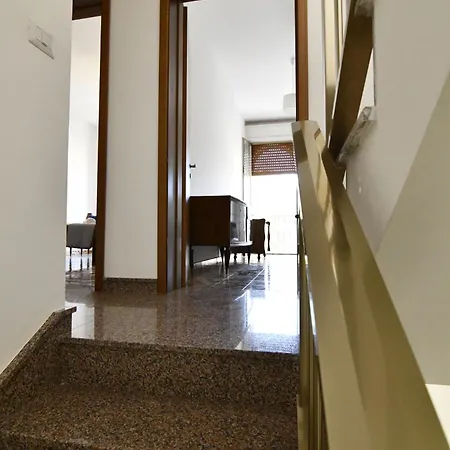 Spacious 3-level House Near The Villa *