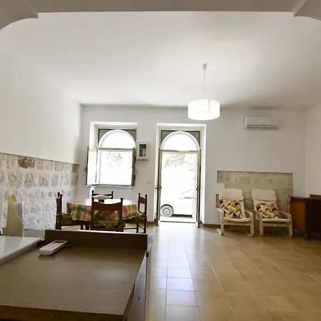 Spacious 3-level House Near The