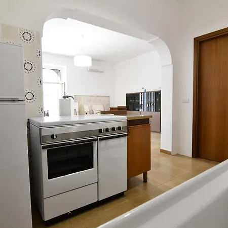 Spacious 3-level House Near The