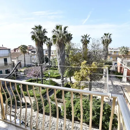 Spacious 3-level House Near The *